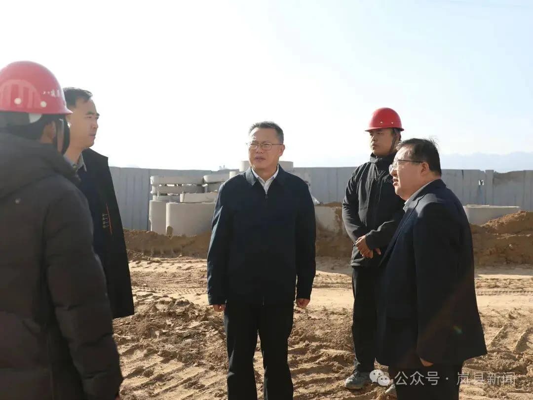 王小明一行在经开区中水回用工程现场听取项目推进汇报