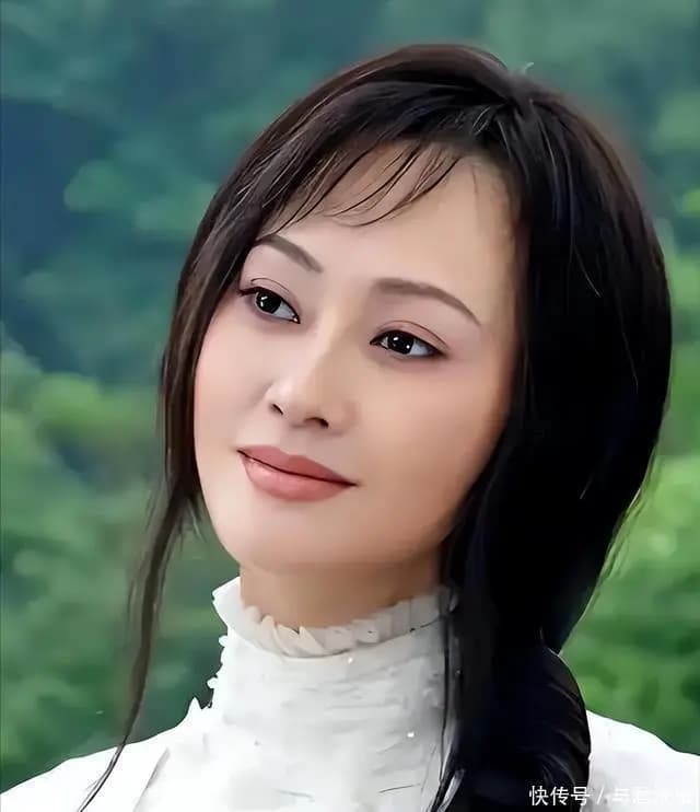 宋佳在电影《庭院深深》中的经典剧照