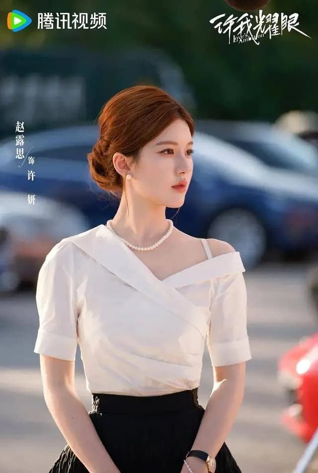 赵露思在剧中时刻保持精致的穿搭造型,仿佛置身于时装秀