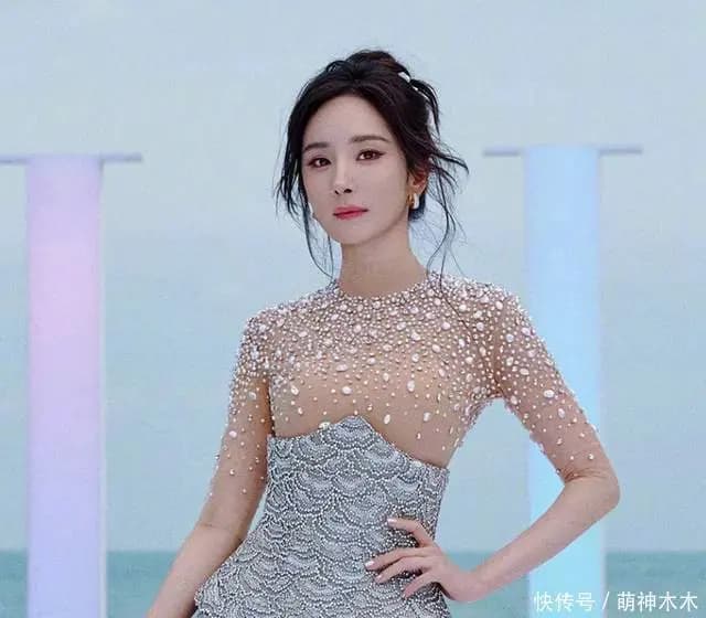 ELLE盛典红毯状况百出,有人摔倒、有人背手像逛大街,秒变菜市场