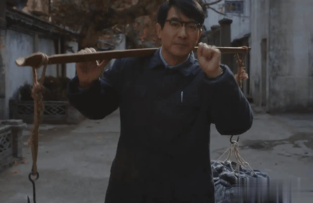 庄超英父母偏心小儿子,压榨长子工资