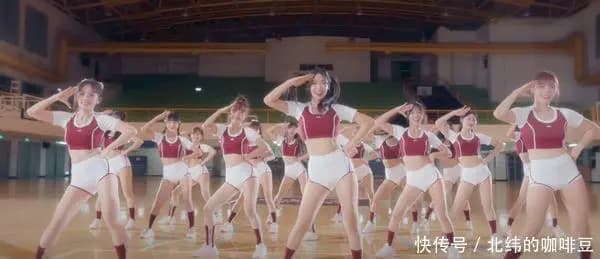 乐天女孩成员身穿真理运动裤进行舞蹈表演