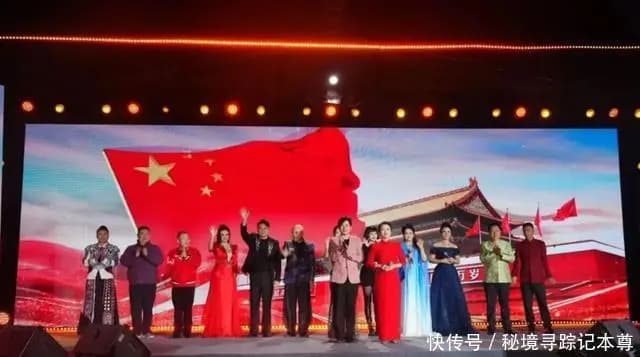 冯巩率领众演员在深圳坪山大剧院进行国庆相声专场演出