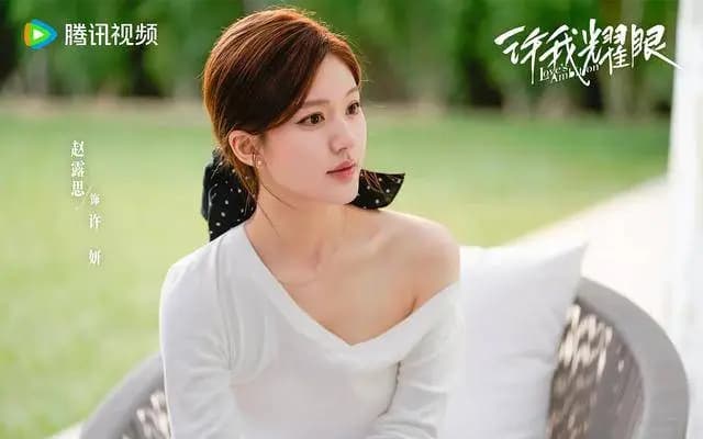 许妍精致的韩式妆容细节图,包括苹果肌和根根分明的睫毛