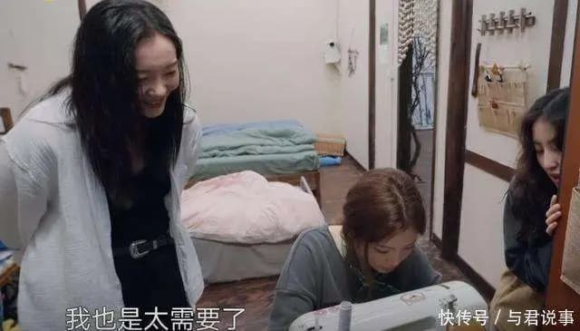 杨超越展示打谷子等农活实用技能