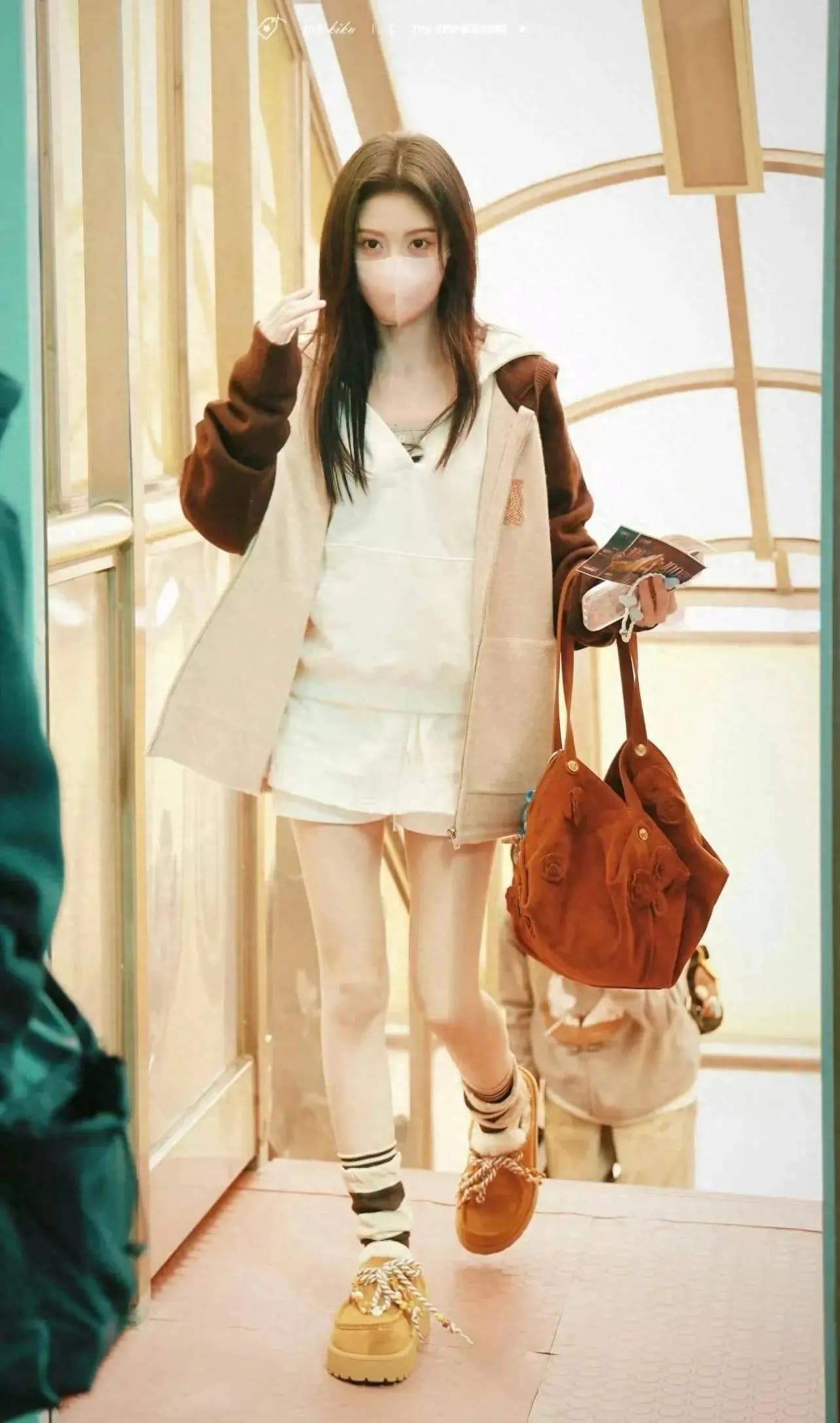 小个子女神鞠婧祎“好会穿”!3套露腿穿搭色彩搭配简约显智慧