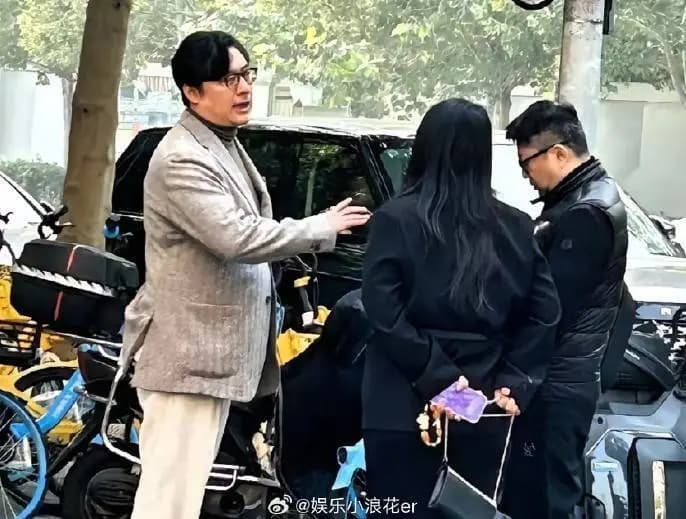 王岳伦与李湘路边交流,两人离婚后关系依然融洽