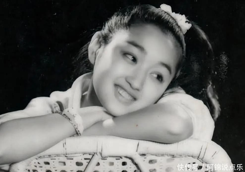 53岁杨钰莹近况与毛宁参加商业活动的状态对比