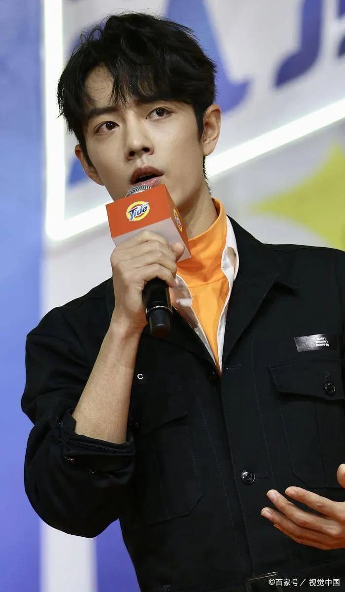 周深专注录音棚与舞台演出的工作瞬间