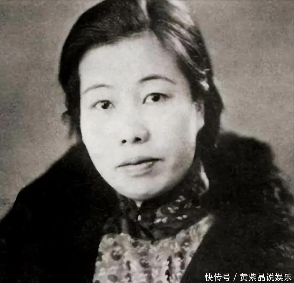 许绍雄近期与女儿一起录制视频的温馨画面,享受天伦之乐