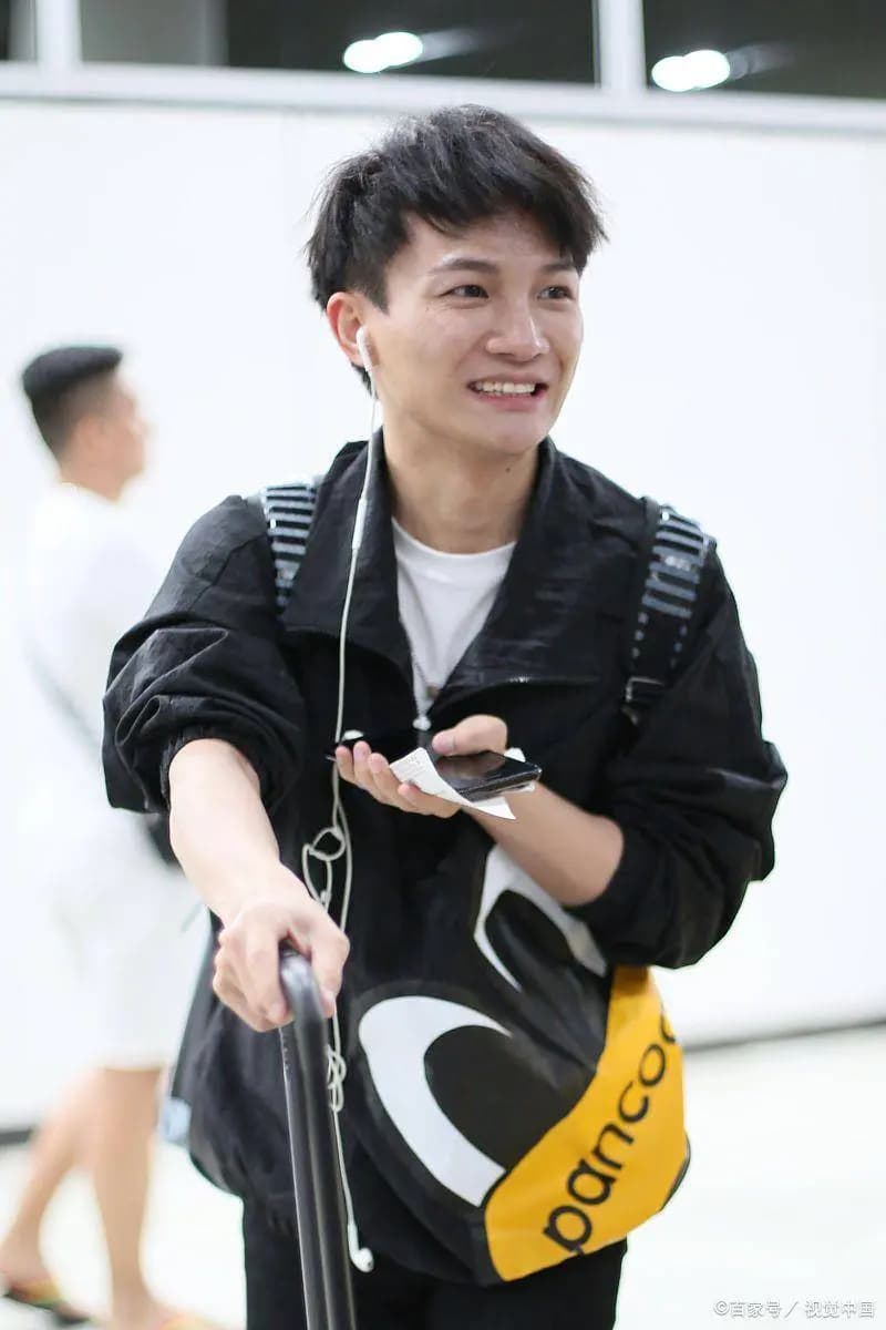 周深与肖战象征不同音乐道路的创意海报