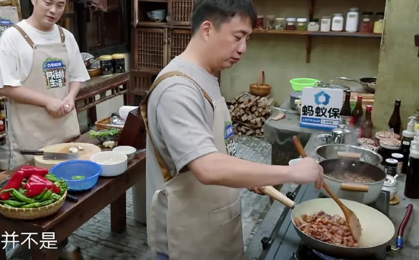 黄磊独自在厨房忙碌