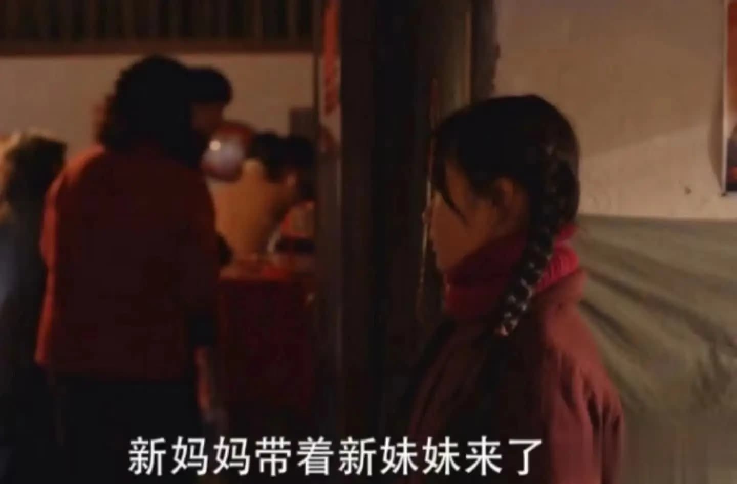 吴姗姗姐弟回家过年只能睡地板