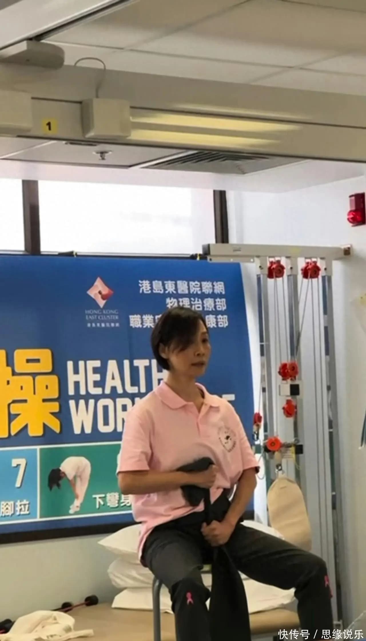 56岁彭羚素颜指导学员练习禅柔