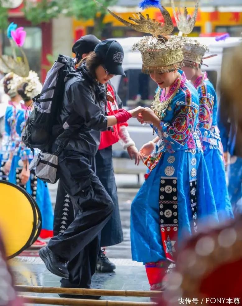 刘嘉玲露腿穿搭展示