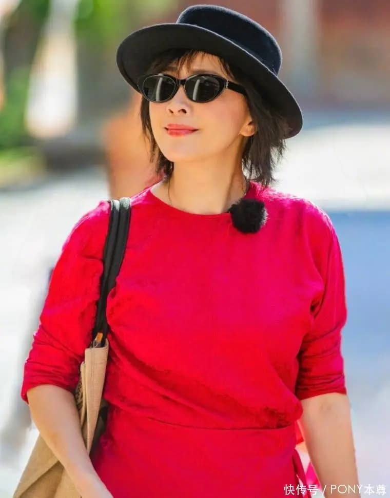 刘嘉玲挽起袖子增加露肤度搭配簪花发型气质出众