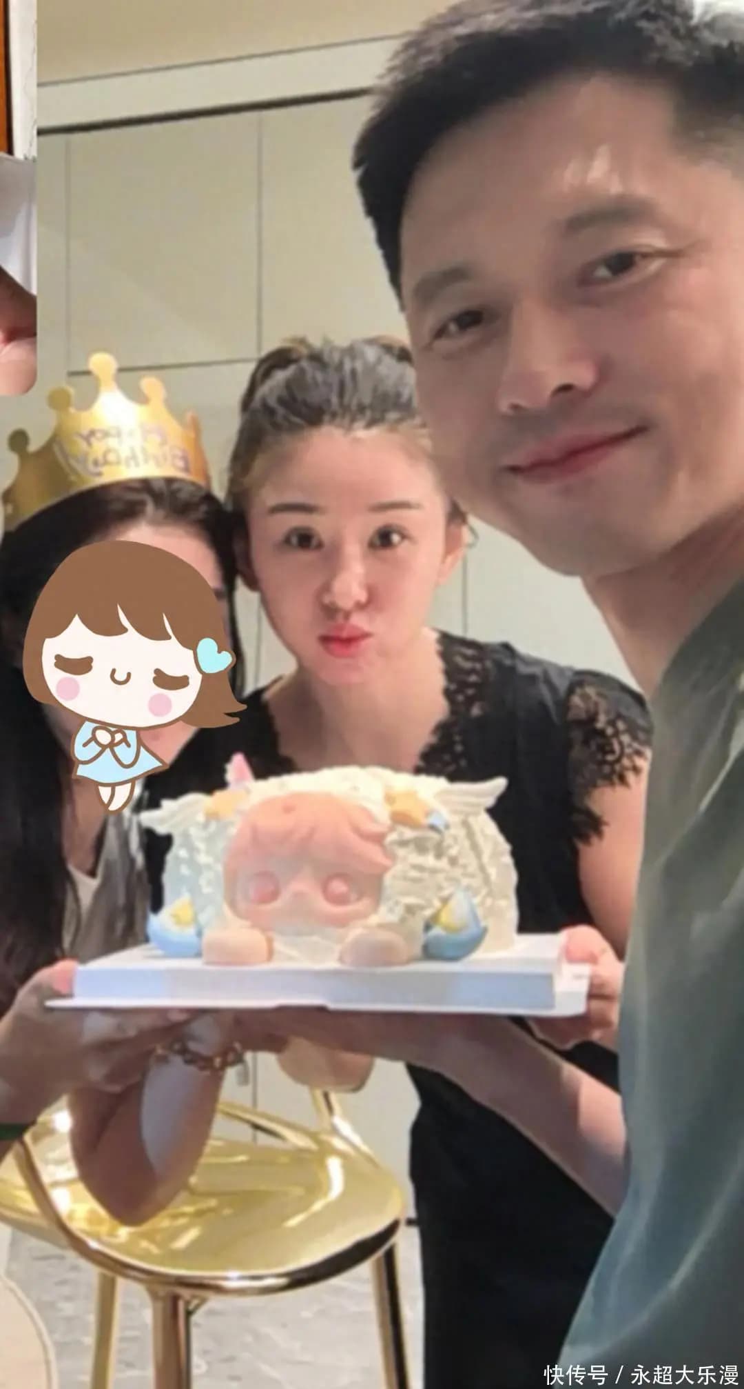 李小萌夫妇在家请客,复式大平层装修很有格调,王雷喝酒也抽烟