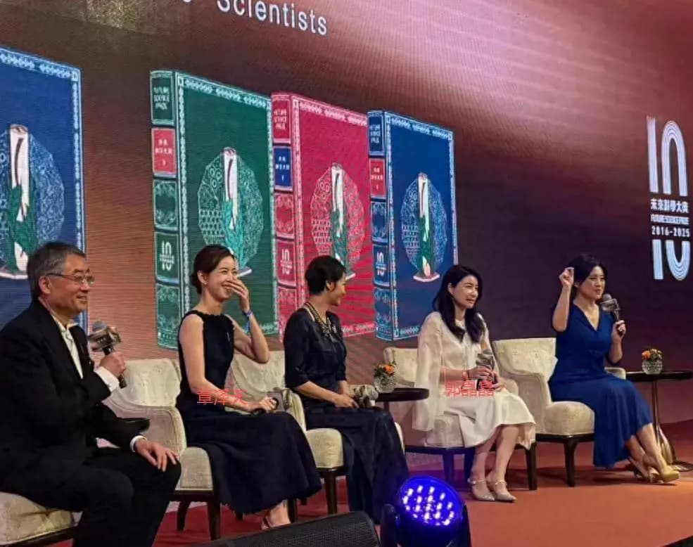 郭晶晶科学晚宴,生图好肿穿白色斗篷好富贵,跟章泽天差别太大了