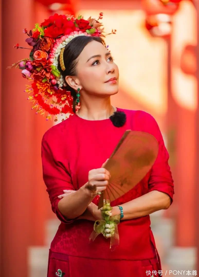 刘嘉玲黑色运动夹克搭配工装阔腿裤帅气减龄