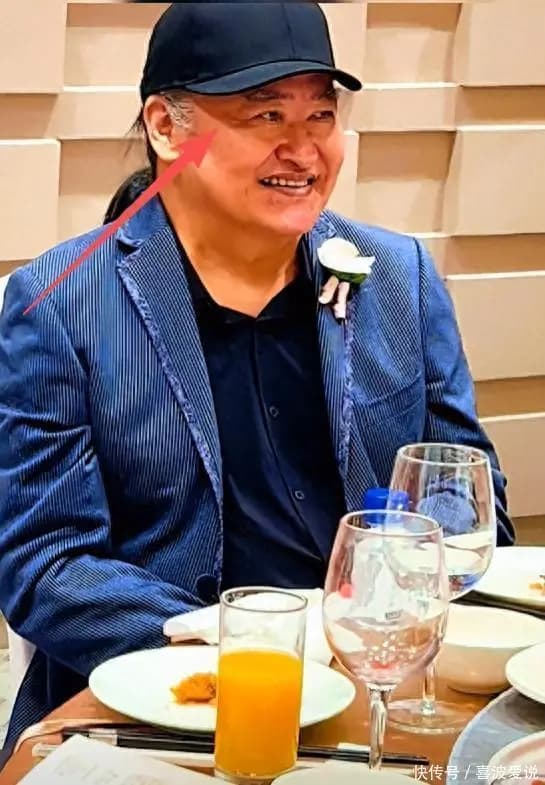 刘欢34岁女儿结婚,新娘穿拖鞋染红发有些掉价,刘欢眼眶红了