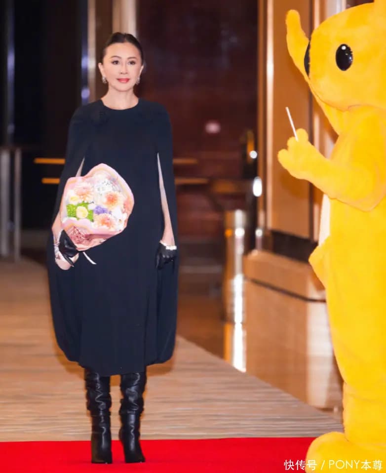 刘嘉玲扎起头发露额头身穿黑色长裙尽显优雅贵气