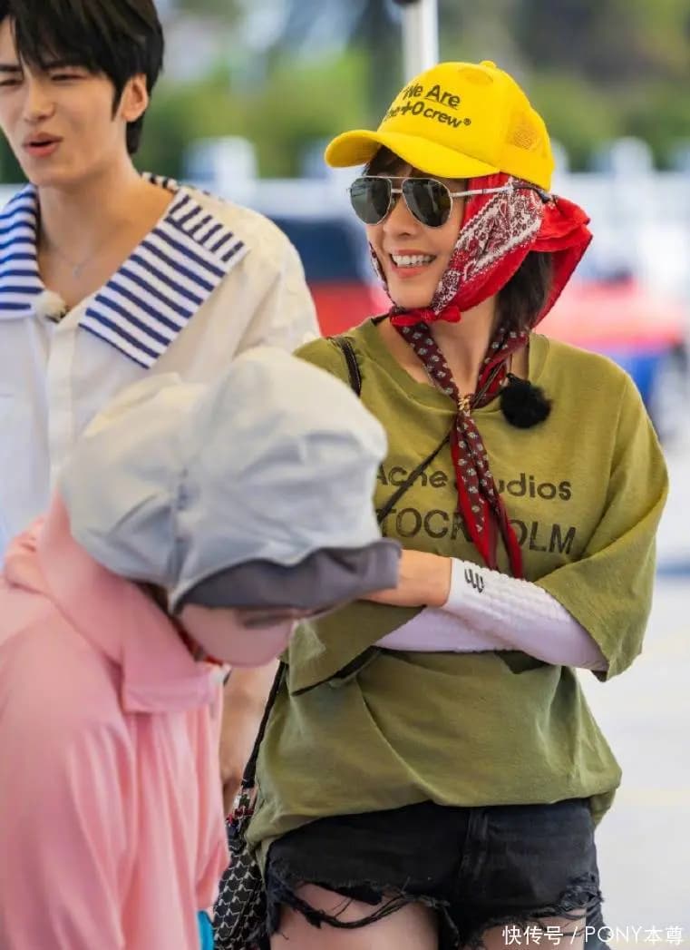 刘嘉玲佩戴黄色帽子和红色印花丝巾充满活力