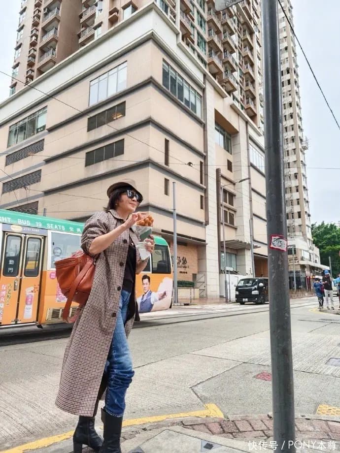 刘嘉玲短卷发搭配牛仔帽和金色配饰显气色