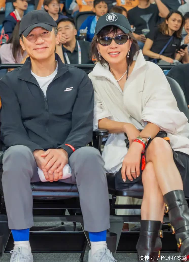 刘嘉玲与梁朝伟同框身穿短裙秀出纤细长腿