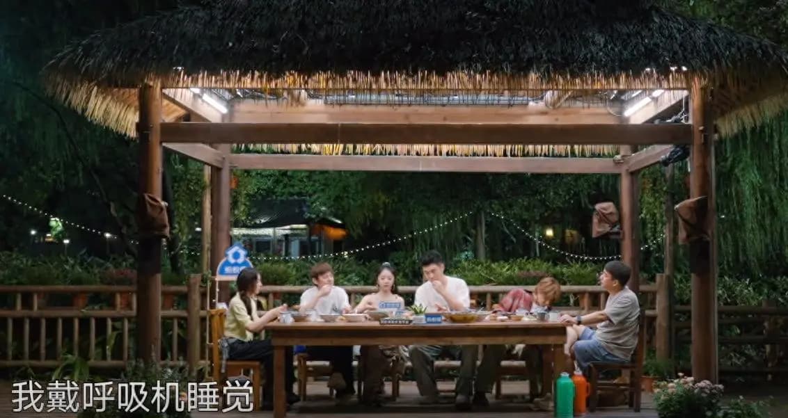 黄磊节目首度公开戴呼吸机的原因,自称离不开了,因三高不吃晚餐