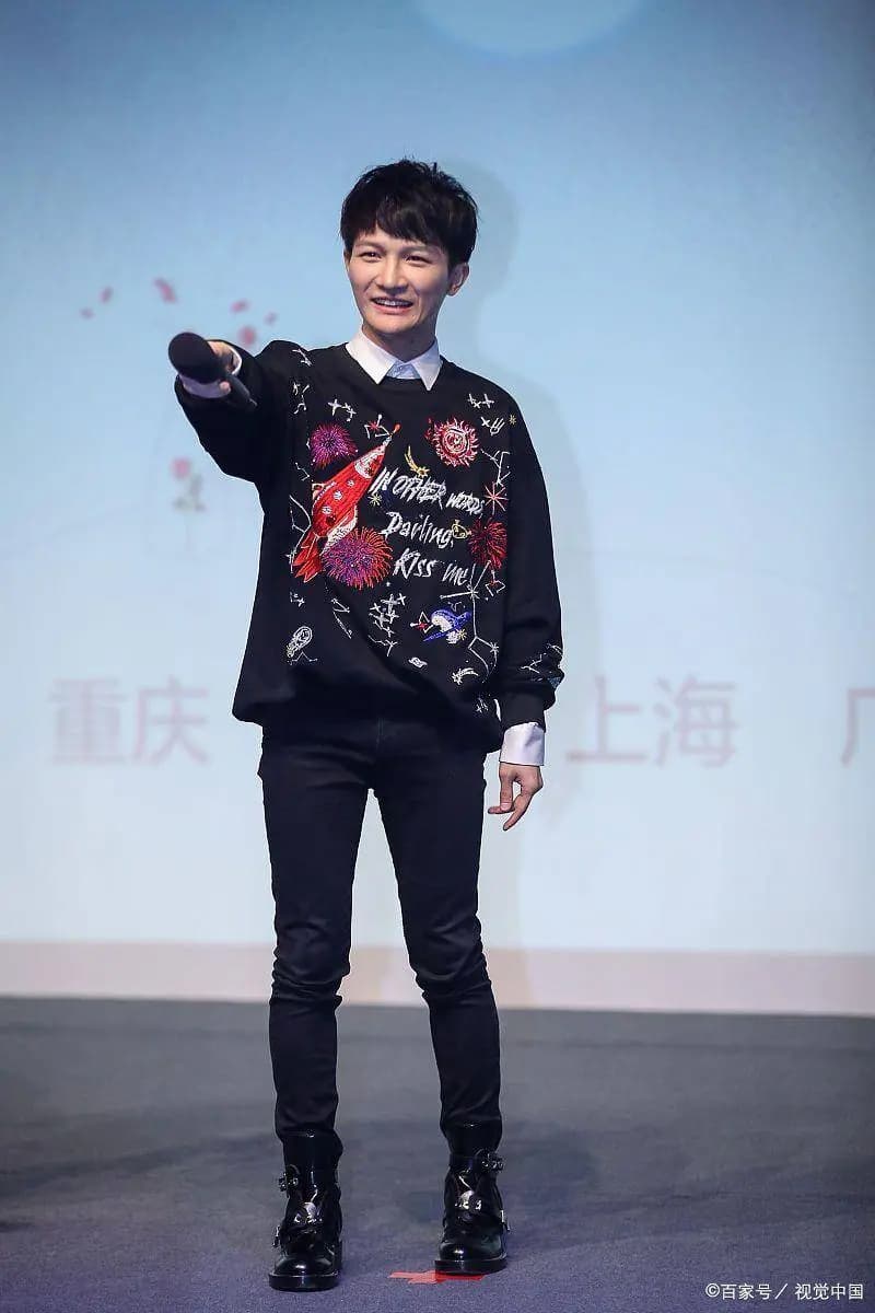 周深与肖战在舞台上的不同风采对比图