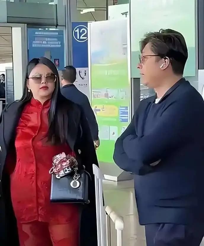 李湘身穿红色套装搭配黑色大衣气场十足现身