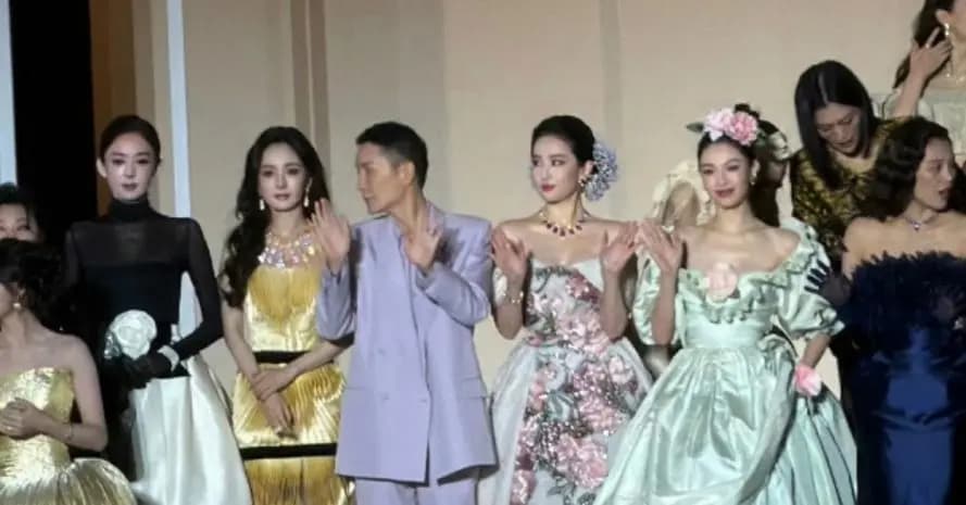 周深也没想到,钟楚曦抢C位风波后,他却因为弯腰捡彩带口碑暴增