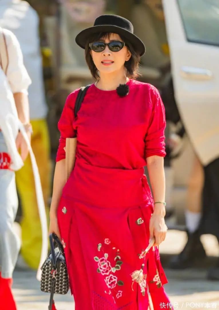 刘嘉玲身穿红色新中式上衣搭配黑色帽子精致不显老