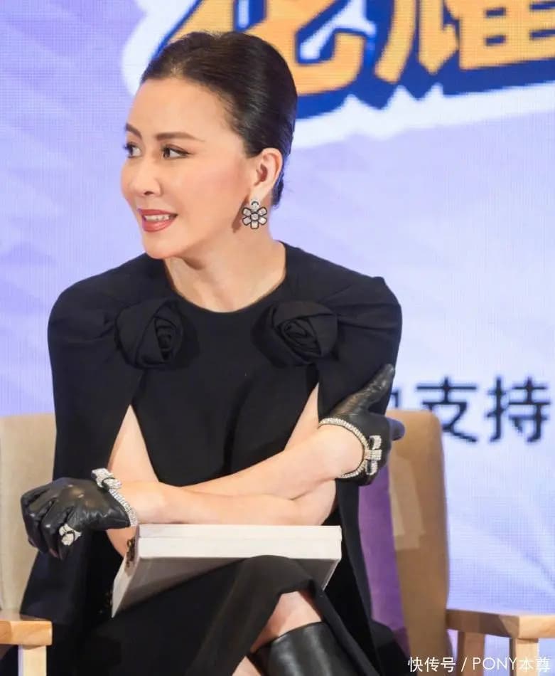 刘嘉玲抗老的骨相优势下颌骨挂住皮肉更加紧致