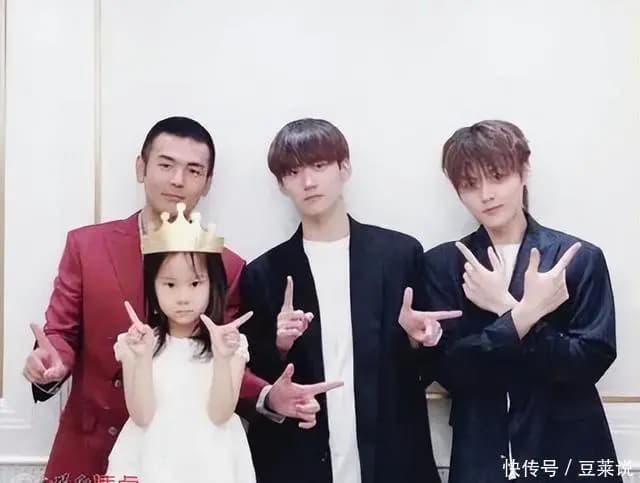 周柯宇兄弟童年时期的旧照