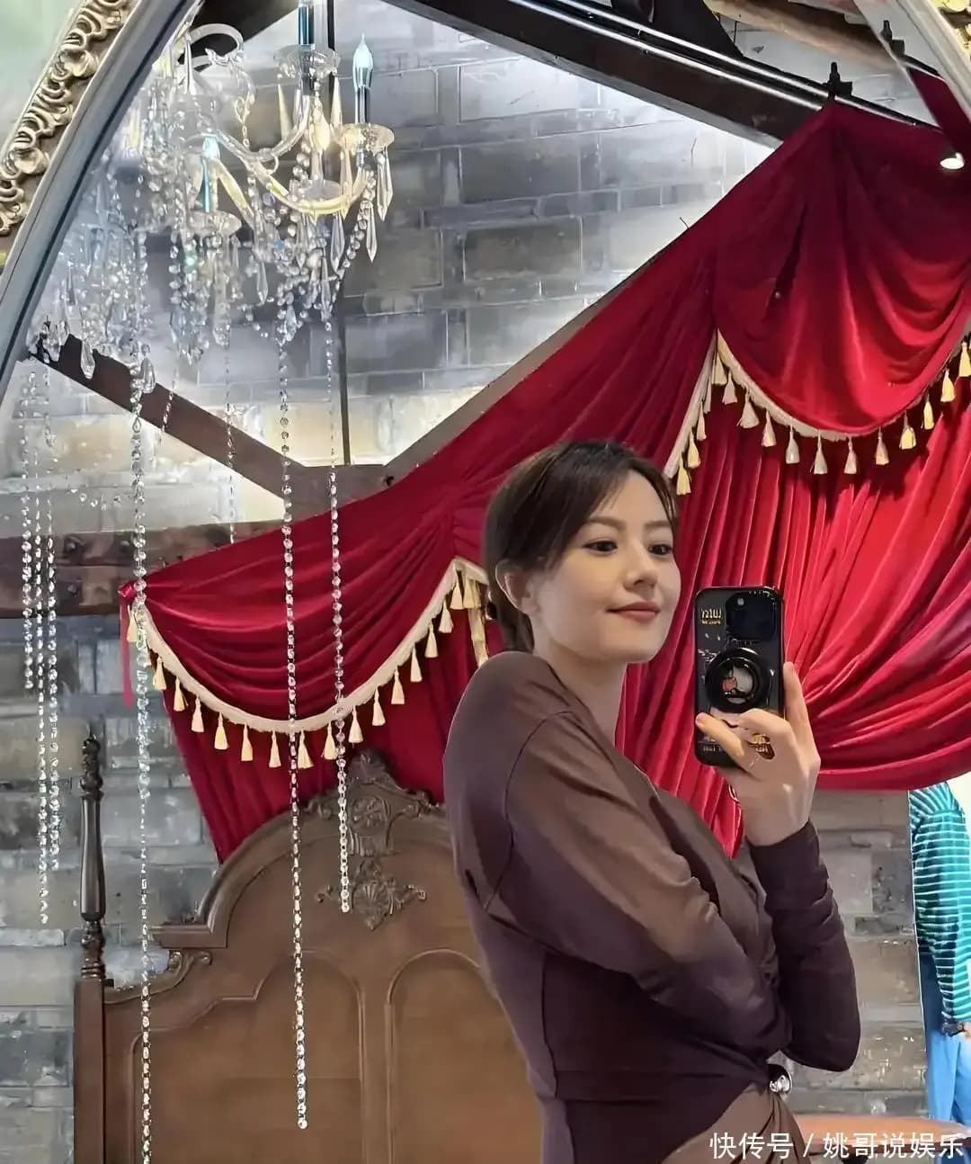 高圆圆在老字号店里享用菌子火锅,满足喝汤