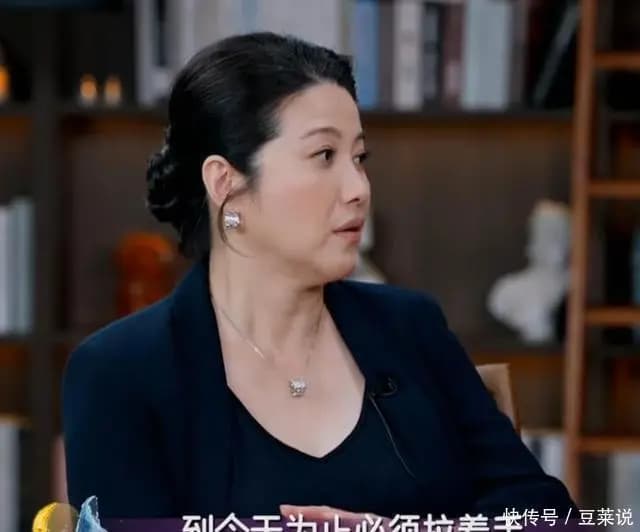 颜丙燕男友紧握她的手给予安全感