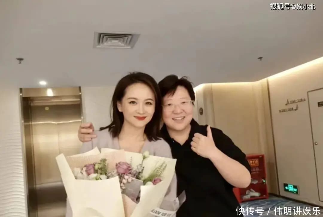 邓莎与好友的亲密合影,好友搂着邓莎肩膀