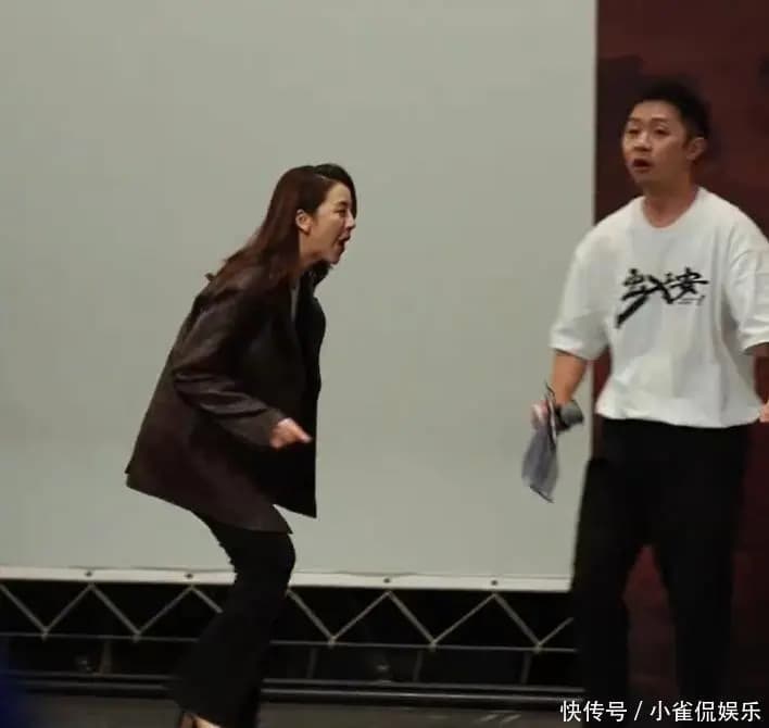 黄小蕾弯腰低调进入路演现场