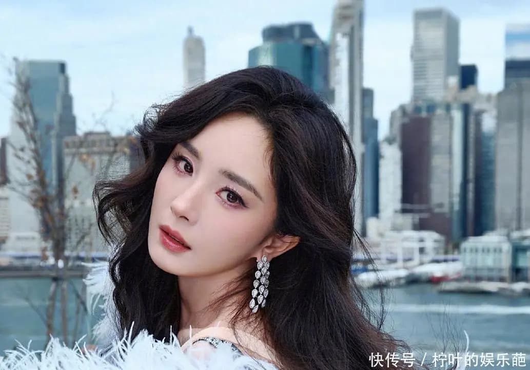 杨幂从国民甜心到国际ICON的蜕变特写