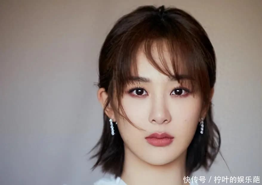 杨紫近期活动照,展现成熟自信的90后大花气质