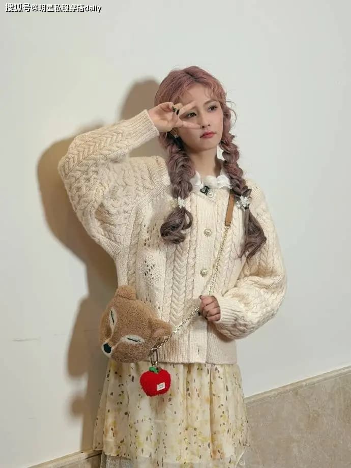 白鹿身穿白色毛衣搭配碎花裙,展现清新少女活力