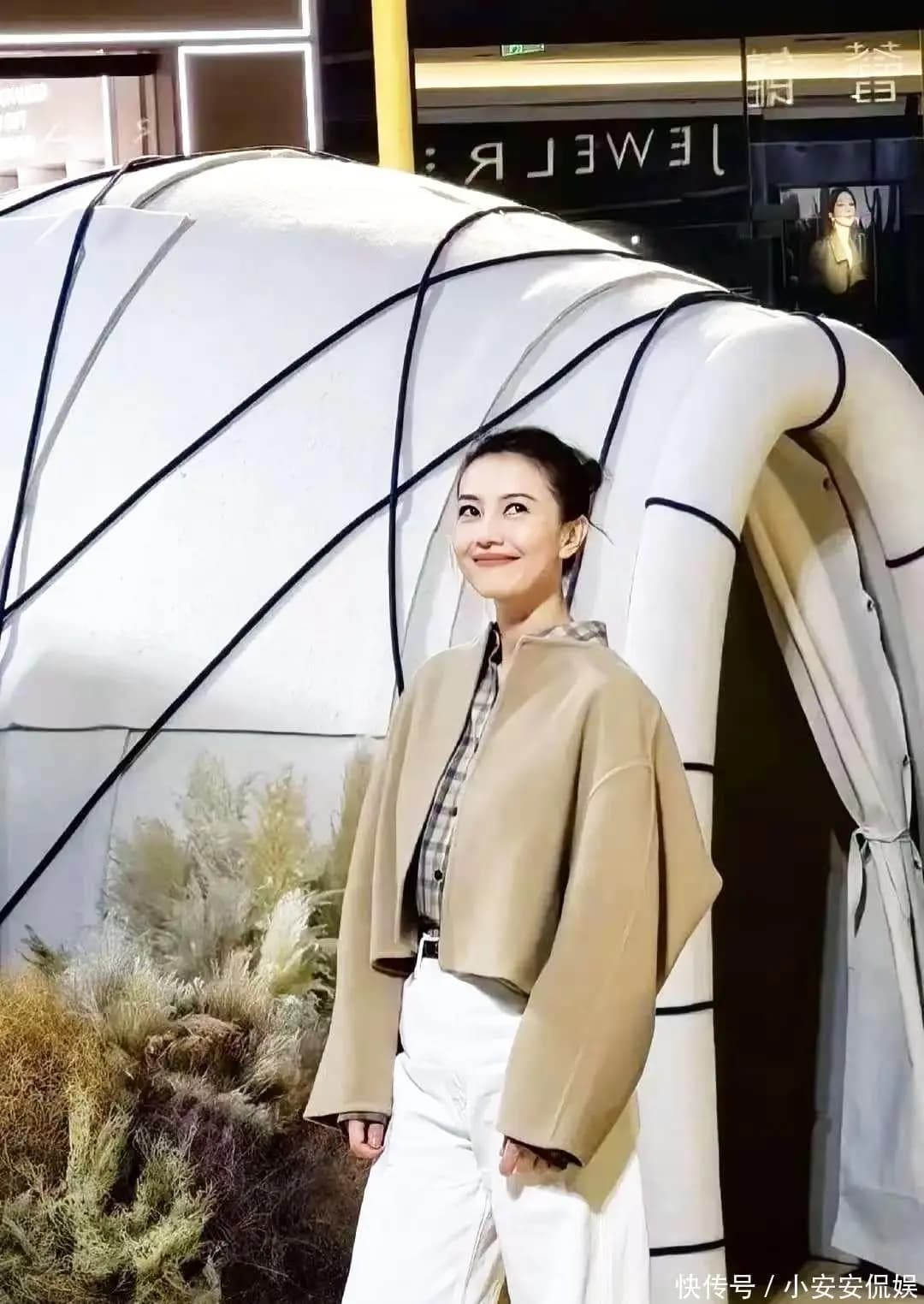 高圆圆皮肤白皙透亮,笑容甜美灵动,无滤镜生图