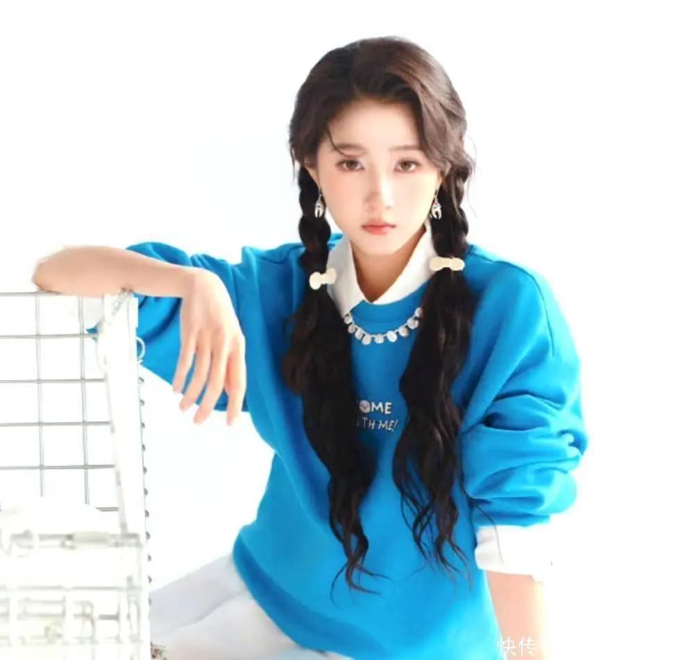 关晓彤节目表现引发对28岁年龄焦虑与成长的思考,鼓励大家沉住气升级人生系统