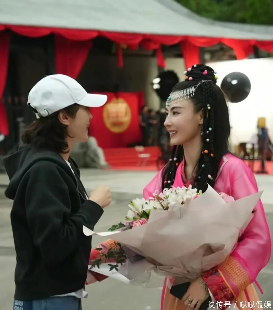 黎姿与张柏芝牵手大笑心情极佳,美人在骨不在皮