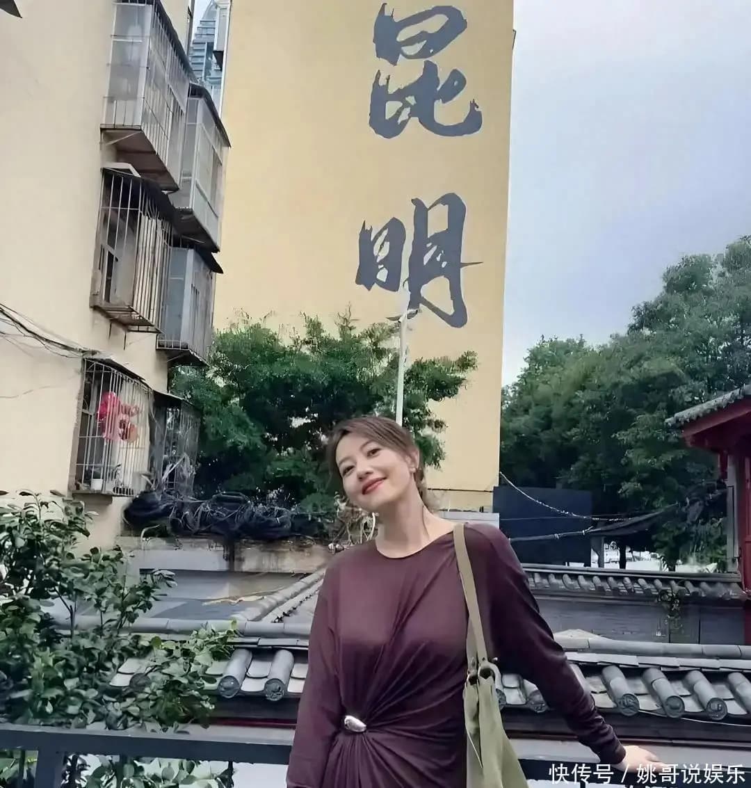 高圆圆穿着咖色连衣裙在昆明篆新农贸市场闲逛