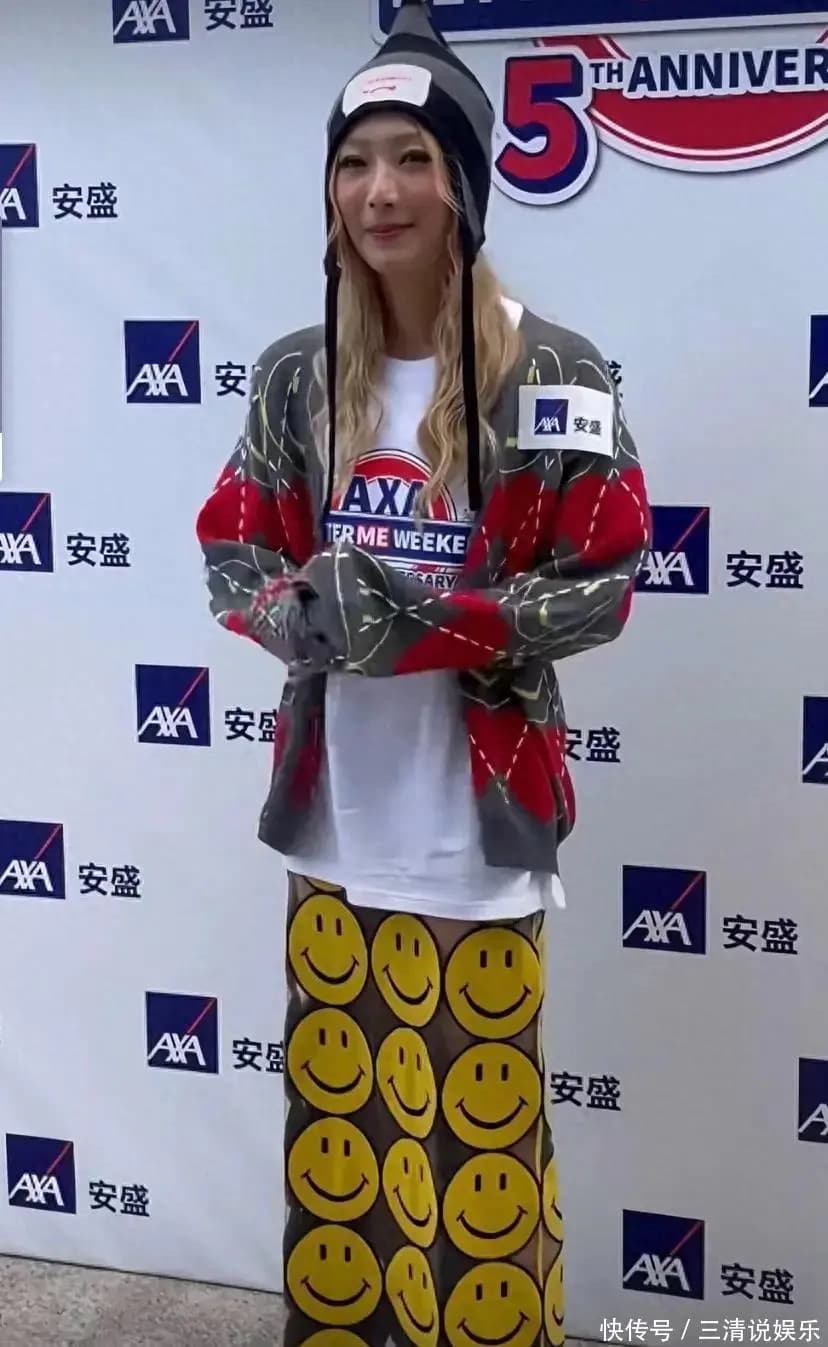 53岁郑秀文出席活动,瘦到好像纸片人,穿的衣服也很奇怪欣赏不来