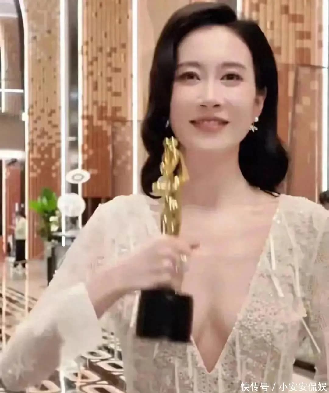 46岁温峥嵘戛纳生图刷屏!天鹅颈碾压全场,比20年前顾忆罗更绝