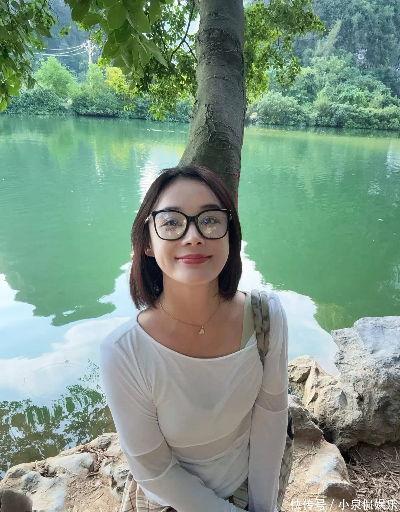 袁姗姗戴眼镜穿白衣在桂林景点拍照