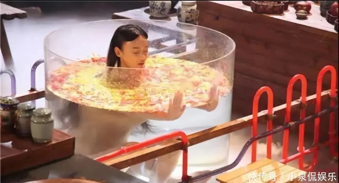 袁姗姗健身练出马甲线的身材对比